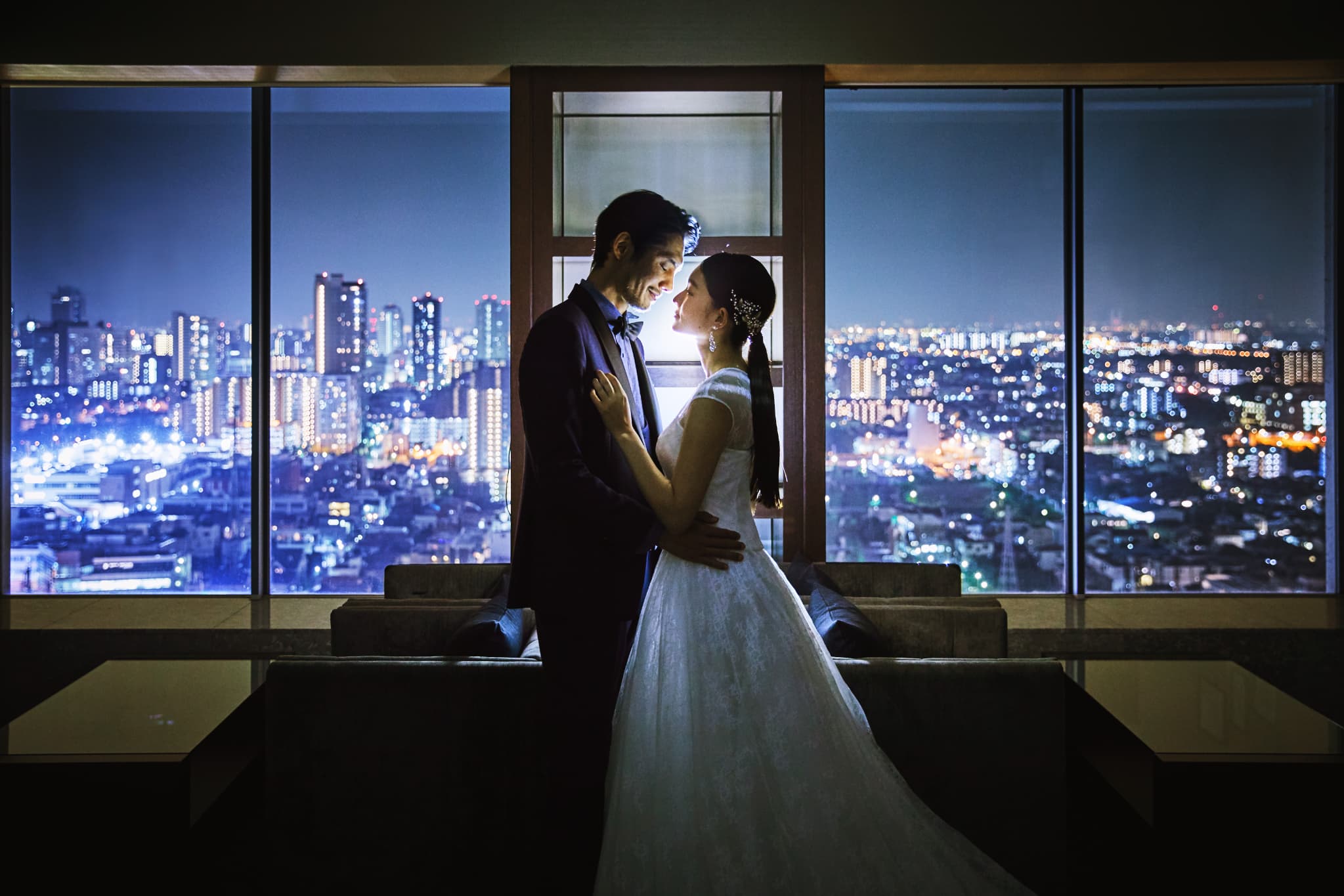 魅惑的なサンセット、シティビューの煌めきが艶やかな夜景と映りゆく情景。